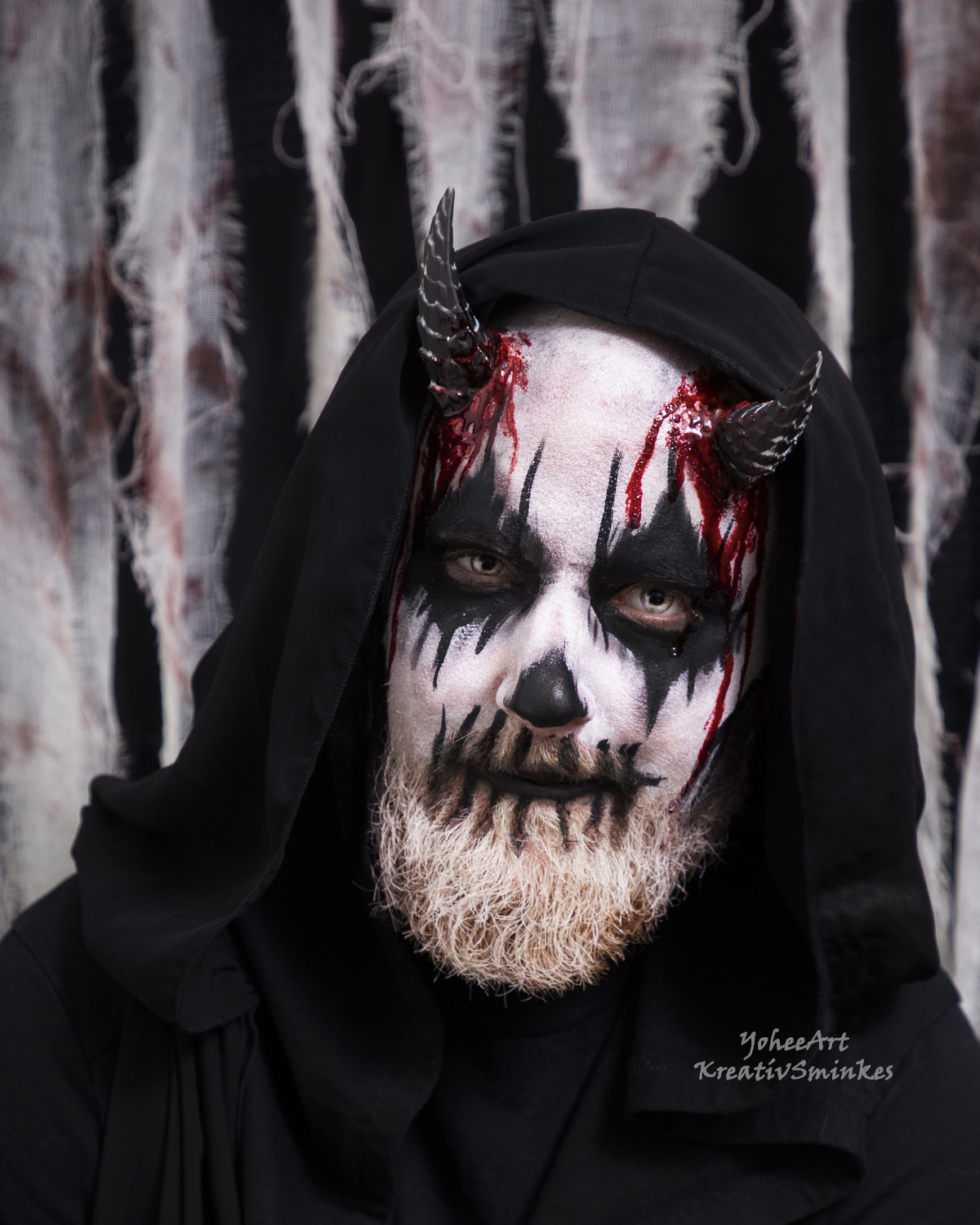 Fekete kapucnis fantasy köpeny Halloweenre és cosplayhez